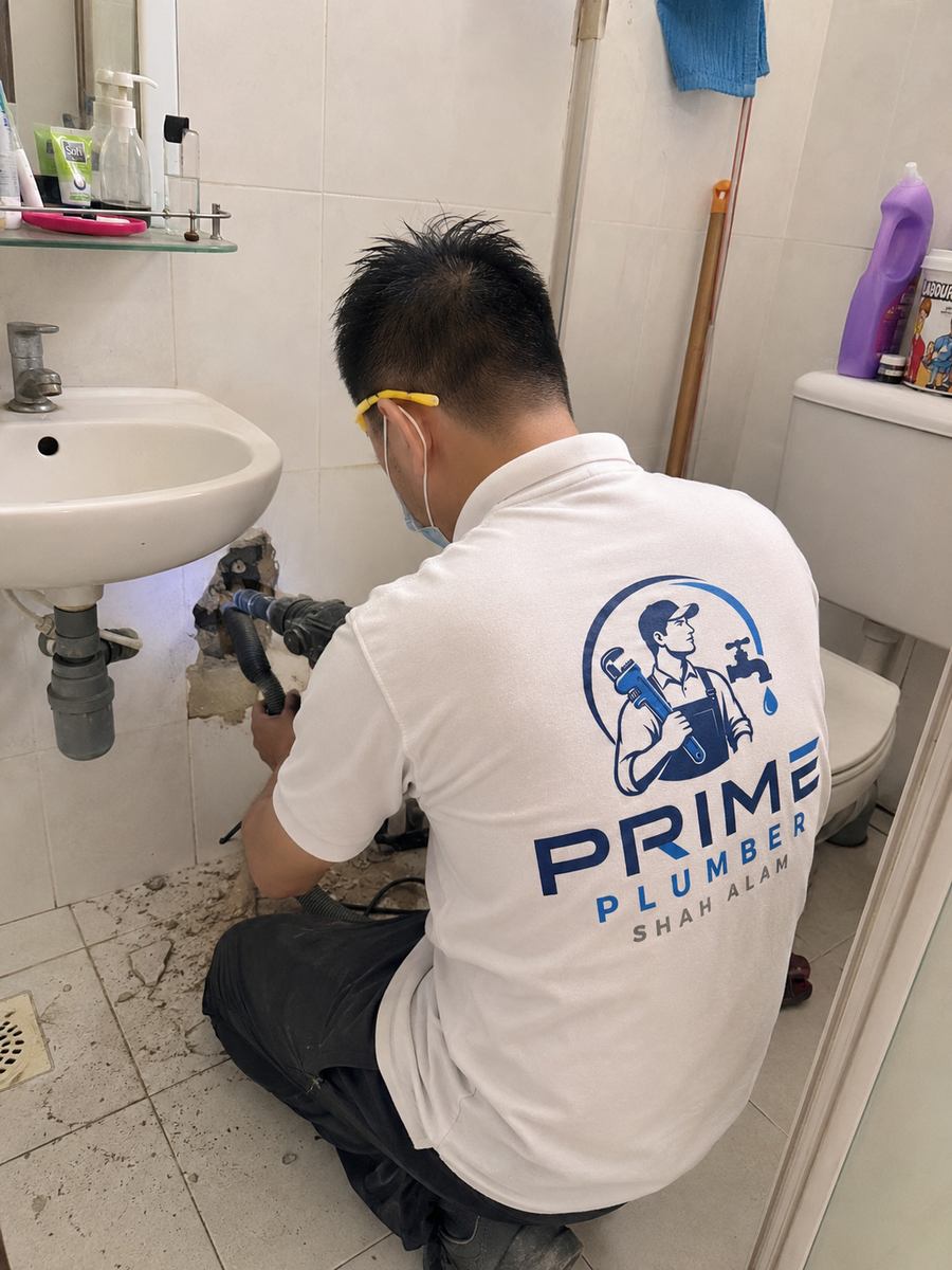 Plumber tracing a concealed pipe leak in Shah Alam